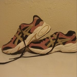 EUC Asics gel tennis shoe